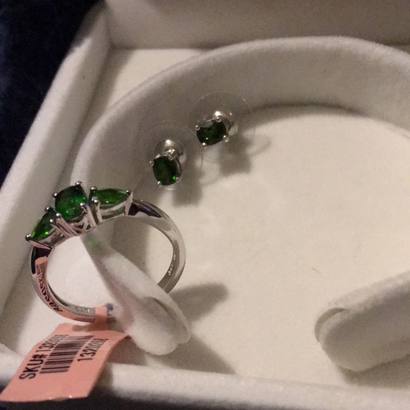 Gorgeous and affordable earrings and ring set - Picture 1 of 4